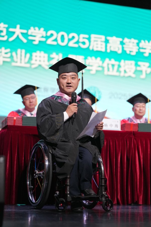 配资官方 坐在轮椅上，他从流浪少年成长为上海市百姓学习之星